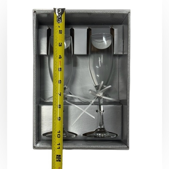 Hortense B. Hewitt pack of 2 champagne flutes with bow and heart charms. - Picture 3 of 6